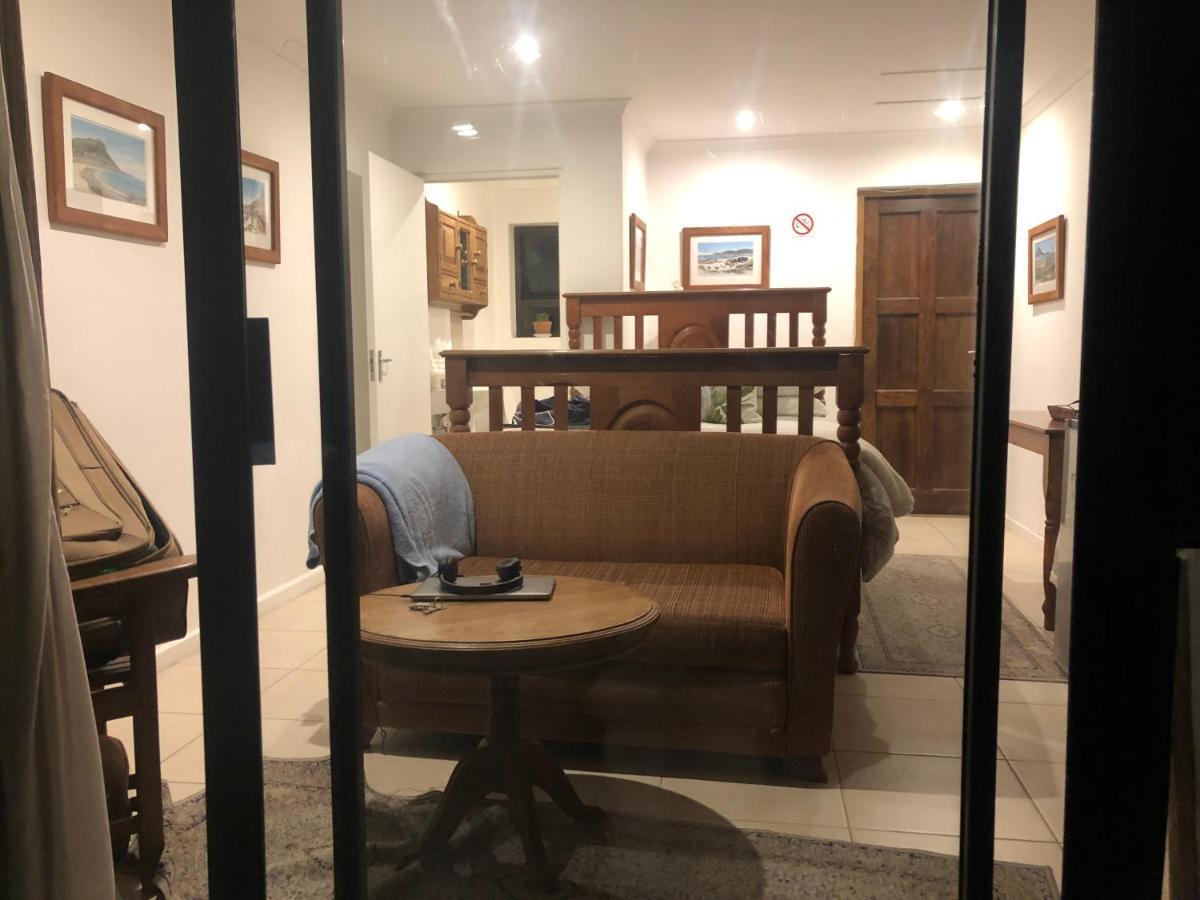Ollava Guesthouse ไซมอนส์ทาวน์ ภายนอก รูปภาพ